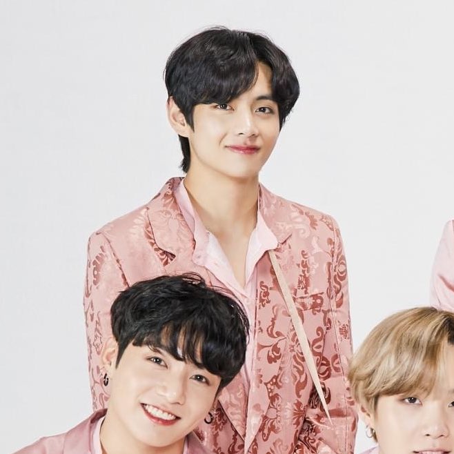 btsvts95's tweet photo. BTS 7TH ANNIVERSARY FAMILY PORTRAIT - V (1) https://t.co/tVrfzVomBI