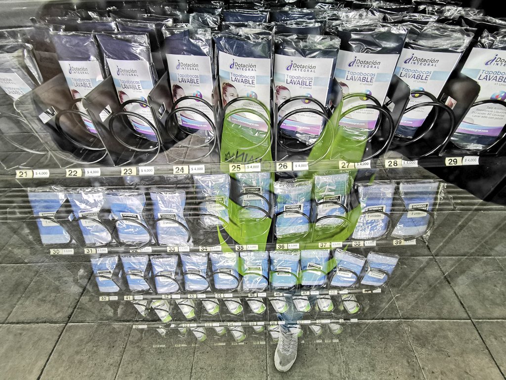 BOG_ELDORADO's tweet photo. #EnElDoradoTuSaludPrimero | ⚠ Trabajamos en la implementación de medidas de control para el Covid-19, como la instalación de máquinas dispensadoras de EPP's en diferentes puntos de la terminal aérea. 😷 En El Dorado tu salud es primero, lo puedes ver en las medidas adoptadas. https://t.co/pkEGBSJ1th