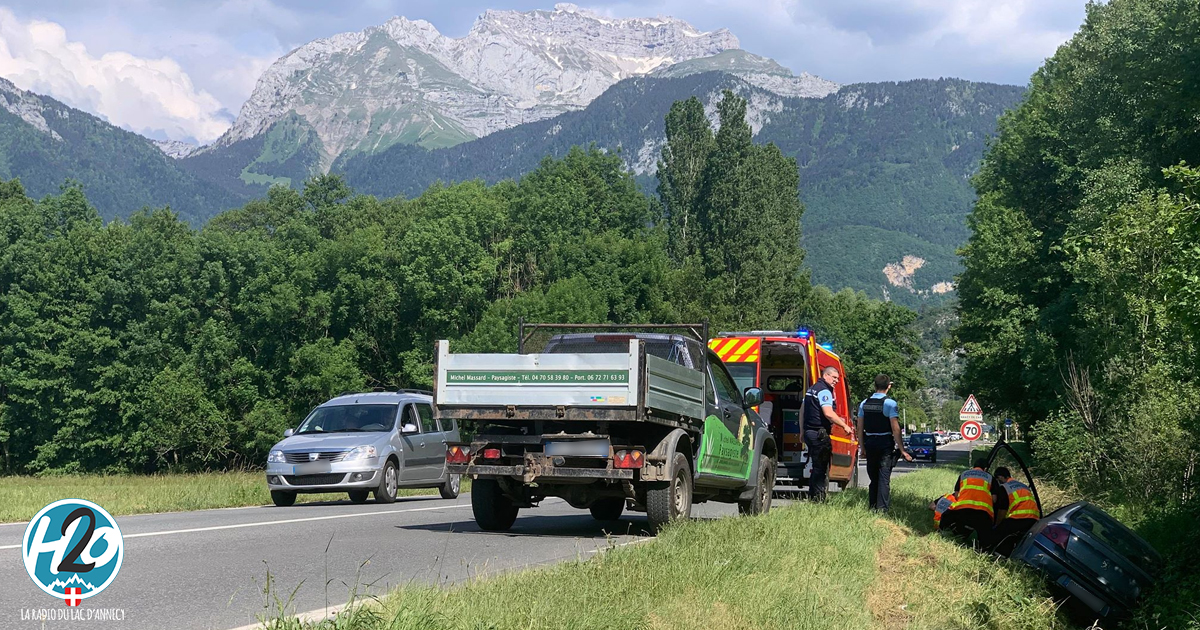 H2Oradio74's tweet photo. [#InfoRoute]⚠️PRUDENCE SUR LA D1508 entre St-Jorioz et Duingt.
Une automobiliste prise d’un malaise a effectué une sortie de route sans gravité. La conductrice n'a pas été blessée. La circulation reste alternée.
#Info #Accident #LacAnnecy @SDIS_74
 @Gendarmerie_074 @AlerteRadarRA https://t.co/GH72KHkhKw