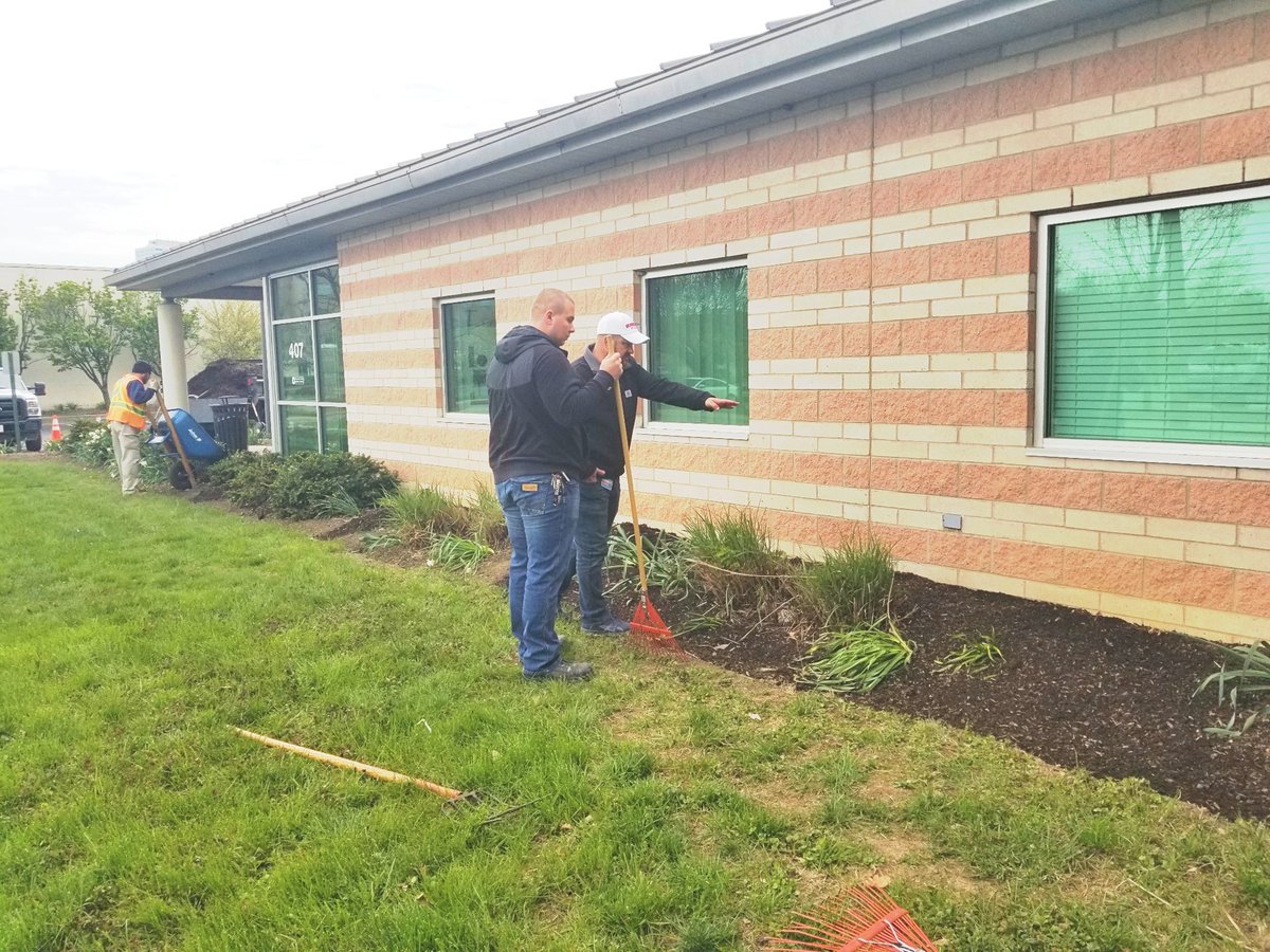 cscc_facilities's tweet photo. Our @CSCC_Facilities team is facing a very important time maintaining campus land! They are placing a protective barrier (mulching) around plants and over bare soil. This will control weeds, retain moisture, prevent soil erosion, and maintain soil nutrients 
#CSCCFacilities https://t.co/POZyYIPjxW