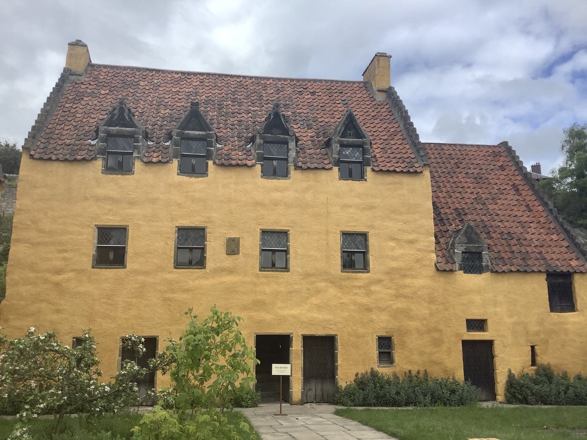 scotlandguide's tweet photo. Used as different places across many series of #outlander , a visit to Culross is a must for any #outlanderfan ! Why not sign up for an @outlanderpod 2021 tour of #outlanderfilminglocations ?
#setjetting #outlanderlove #WorldOutlanderDay #eyesonscotland #outlanderpod https://t.co/bpkSifVVwj