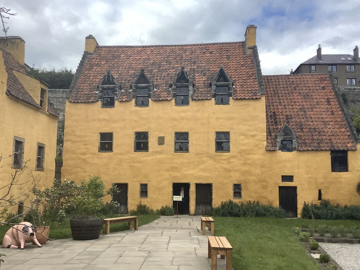 Used as different places across many series of #outlander , a visit to Culross is a must for any #outlanderfan ! Why not sign up for an <a href="/outlanderpod/">The Outlander Podcast</a> 2021 tour of #outlanderfilminglocations ?
#setjetting #outlanderlove #WorldOutlanderDay #eyesonscotland #outlanderpod