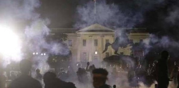 white house with obama/white house with trump #dcblackout #Anonymuos #anonymus #DonaldTrump #WhiteHouse