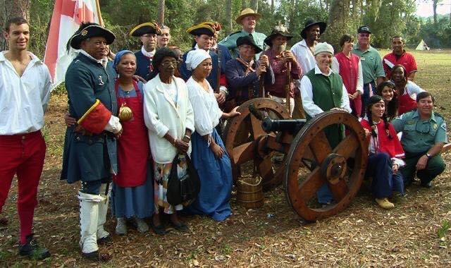 MamelaFialloFlo's tweet photo. La ciudad más antigua de EEUU fue fundada por España, San Agustín. En Fort Mose se refugiaron indígenas y negros. Lucharon por España contra Inglaterra. Sus descendientes aún honran anualmente a la hispanidad. Venimos de la unión, nuestros enemigos crean división#BlackLivesMatter https://t.co/KlF1kq22rS