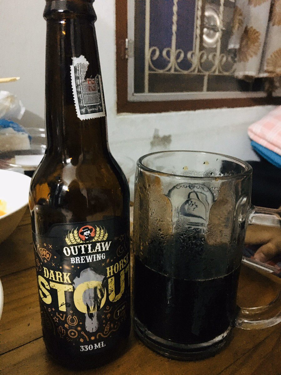 DrinkSlp's tweet photo. Outlaw Dark Horse Stout 
(ABV : 7.0% )
คะแนน : 6.5/10
คราฟไทยเป็นเบียร์ดำ กลิ่นหอมกาแฟอ่อนๆ รสชาติขมแต่ไม่ชัดมากแบบกาแฟ+ช็อคโกแลตคือละมุนมากฟีลเหมือนจิบกาแฟต้องลอง ใครที่ชอบกินกาแฟอยู่แล้วถูกใจแน่นอน #รีวิวคราฟเบียร์ #รีวิวเบียร์ #รีวิวขี้เมา #อร่อยไปแดก #ไว้รีวิวห้ามขายของโว้ยย https://t.co/Frka2LDtQR