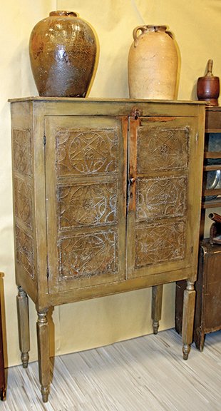 AntiqueDigest's tweet photo. 12-tin southern poplar pie safe with off-mustard paint, possibly West Virginia, 67½" x 43", was $2250 at a recent antiques show, offered by American Antiques, Waynesville, OH https://t.co/1gHfj1f88j #antiques #antique #WestVirginia #Americana #furniture #country #piesafe https://t.co/tc16puL1tT