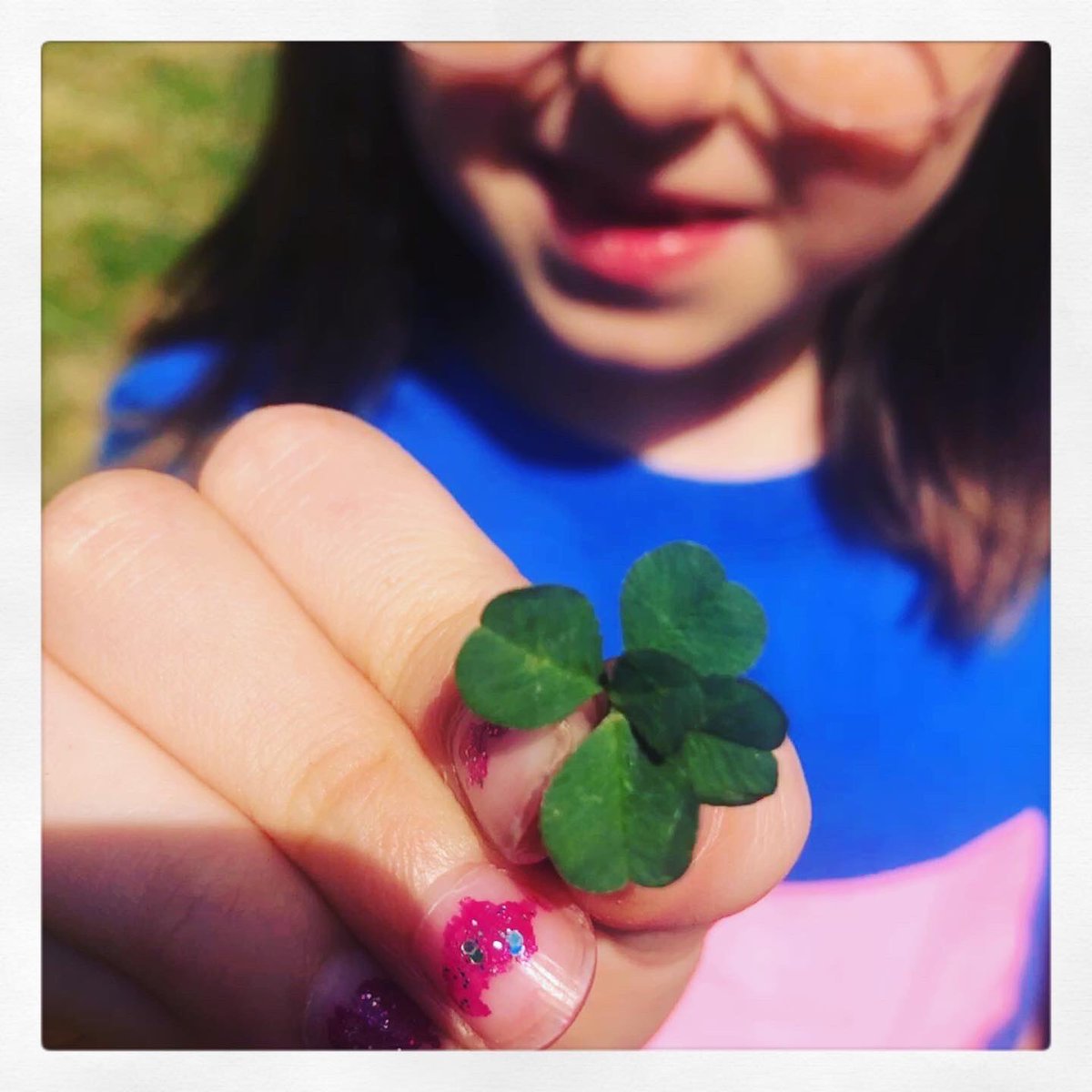 Girl finds 5-leaf clover. Is this a good enough good-news story during lockdown? <a href="/DailyMirror/">The Mirror</a> thought so in 2015. Surely time for an update? 😂💕 @bedfordindy @bedfordclanger <a href="/bedfordnews/">Bedford News</a>   google.co.uk/amp/s/www.mirr…