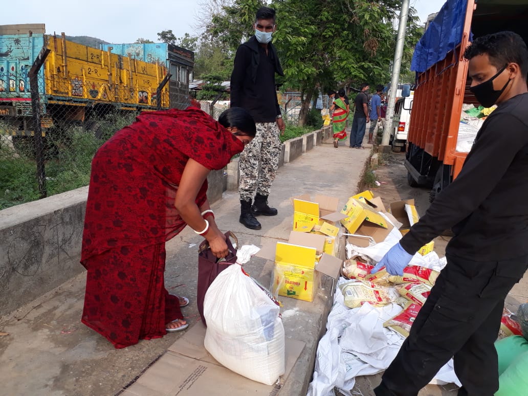 ActionAidIndia's tweet photo. Thank you,@GiveIndia & @Helo_IN, for helping us help 3,775 excluded families in Kamrup, Assam, with ration & sanitation kits!
Together with #sSTEP, we could support several vulnerable families, including those of daily wagers, slum-dwellers & others dependent on informal economy. https://t.co/QGEW1hBNNb