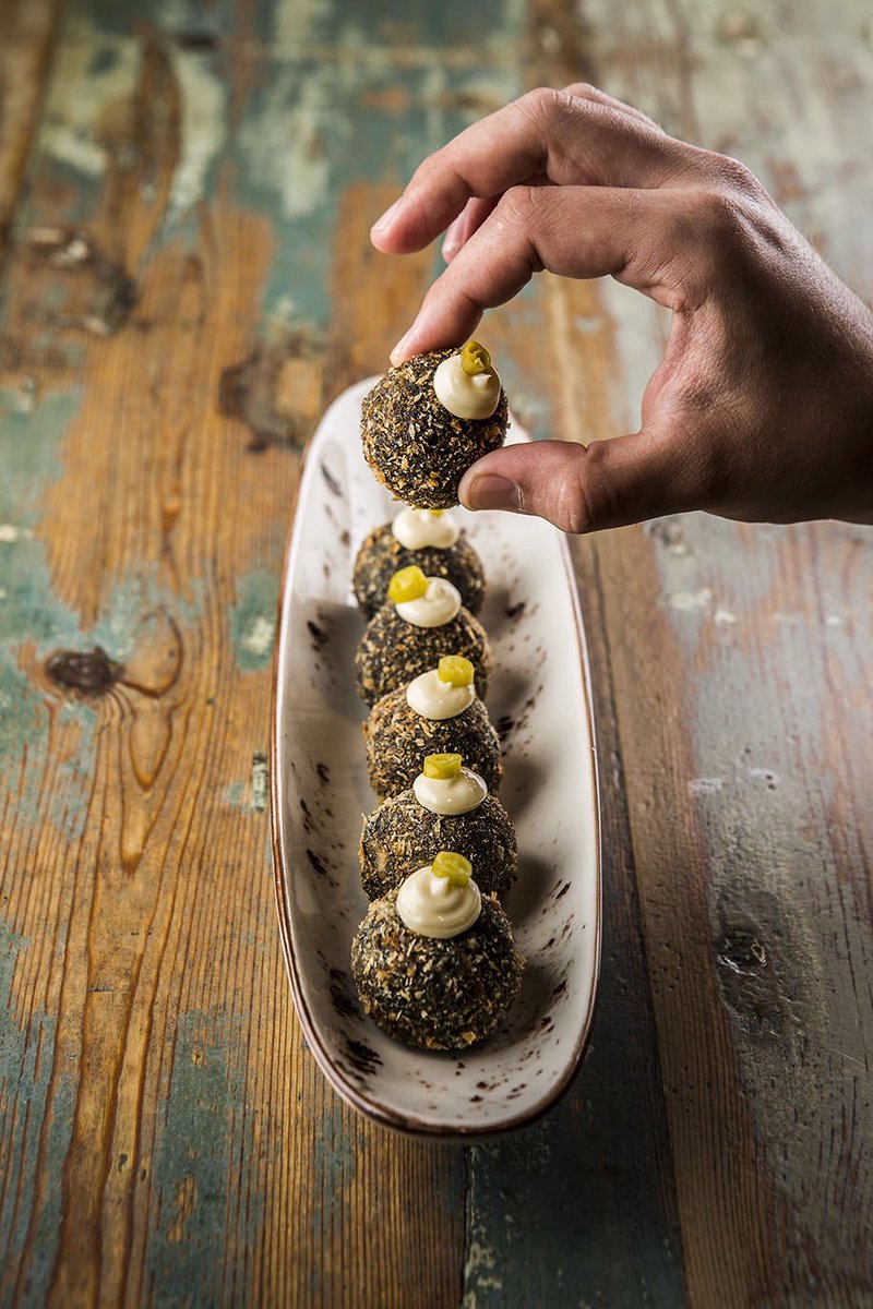 Que levante la mano quien tiene unas ganas locas de pedir en nuestra taberna las famosas croquetas de tinta de choco con piparra!! 
Nosotros estamos deseando 🙌🏽
Apertura el 11 de junio latabernadelchefdelmar.com para reservar!