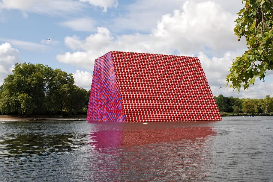 We're saddened to hear that Christo Javacheff has died aged 84. Known for creating spectacular environmental installations, Christo, together with his wife Jeanne-Claude, dreamed up what seemed impossible, and changed the way we look at the world. 🍃 bit.ly/3dmBF1H