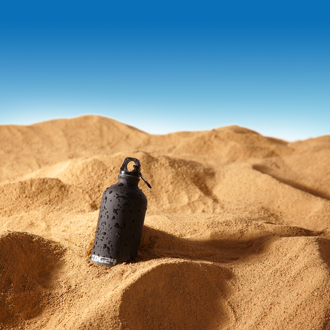 Give your product photography a setting that tells a story. With the sun shining for another day or two, hydration is high on our list of priorities.

#creativephotography #lifestylephotography #commercialphotography #advertising #productphotography #summer #hydrate #waterbottle