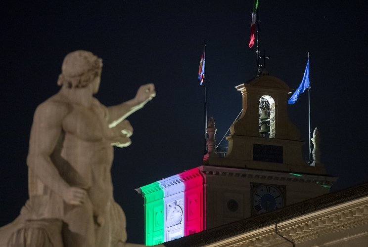 ItalyinPoland's tweet photo. Oglądaj na żywo o 18.45 koncert Orkiestry @OperaRoma upamiętniający ofiary koronawirusa, transmitowany z ogrodów Kwirynału @Quirinale #2giugno #2czerwca #FestaDellaRepubblica #ŚwiętoRepublikiWłoskiej https://t.co/jEICIYrt0j