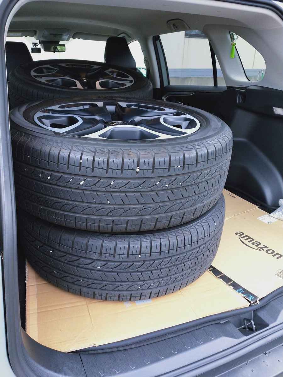 ヒゲノぐっち ようやくスタッドレス交換できた おかえり 純正ホイール こんだけデカいタイヤ4つも積めたら そらーギア積めるだけ積んでキャンプいきたくなりますわね 笑 あぁ早くキャンプ行きたい 旅に出たい Rav4 車好きと繋がりたい