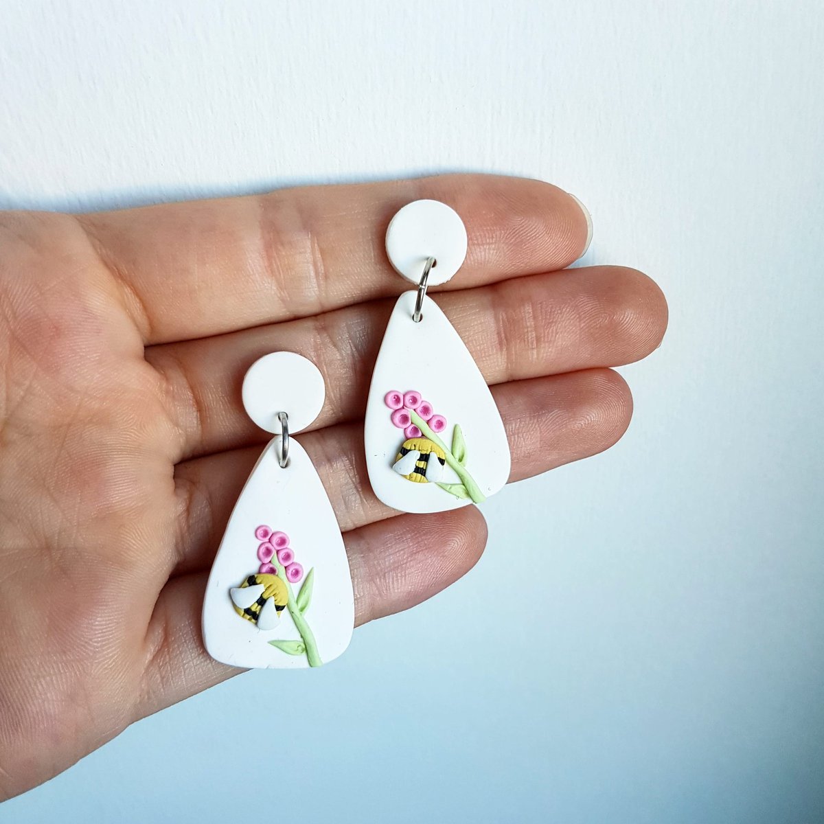Forever_Chic__'s tweet photo. These beauties are new in the shop! I only have 2 pairs so if you're looking for thst perfect gift, get them in your basket! 🐝🌸
Shop: https://t.co/OfGiyRNsqN #handmade #etsy #UKEtsyRT #ShopMyCloset #SmallBusiness #smallbz #handmadeHour #MondayMotivation #mondaythoughts https://t.co/fhS70F18mS
