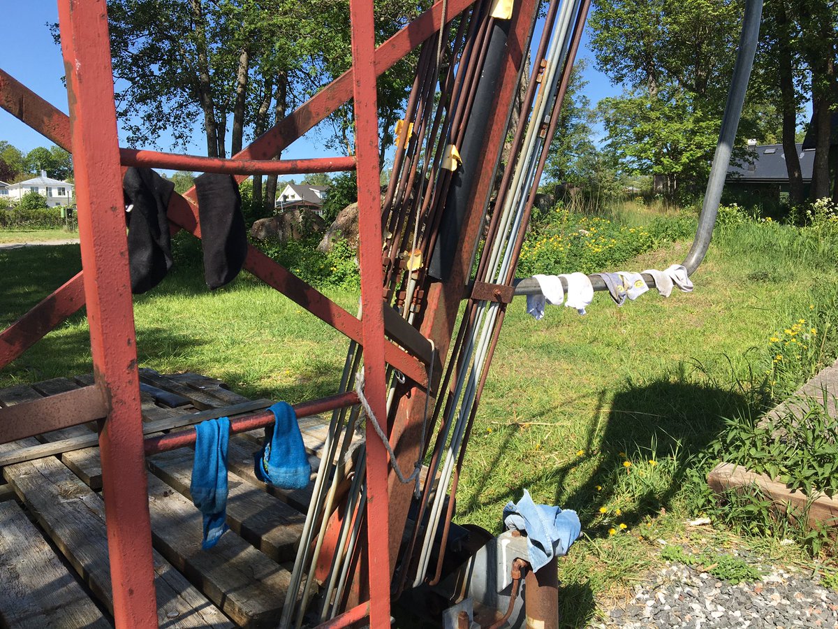 hheurlin's tweet photo. En måndag i solsken vid vattnet. Stövlar som blev blöta. Fötter som fått bada. Smådjur i vattnet undersökta! Har din skola bokat dagar inför nästa läsår? #solskol #naturskolanisollentuna https://t.co/aXzohfctyG