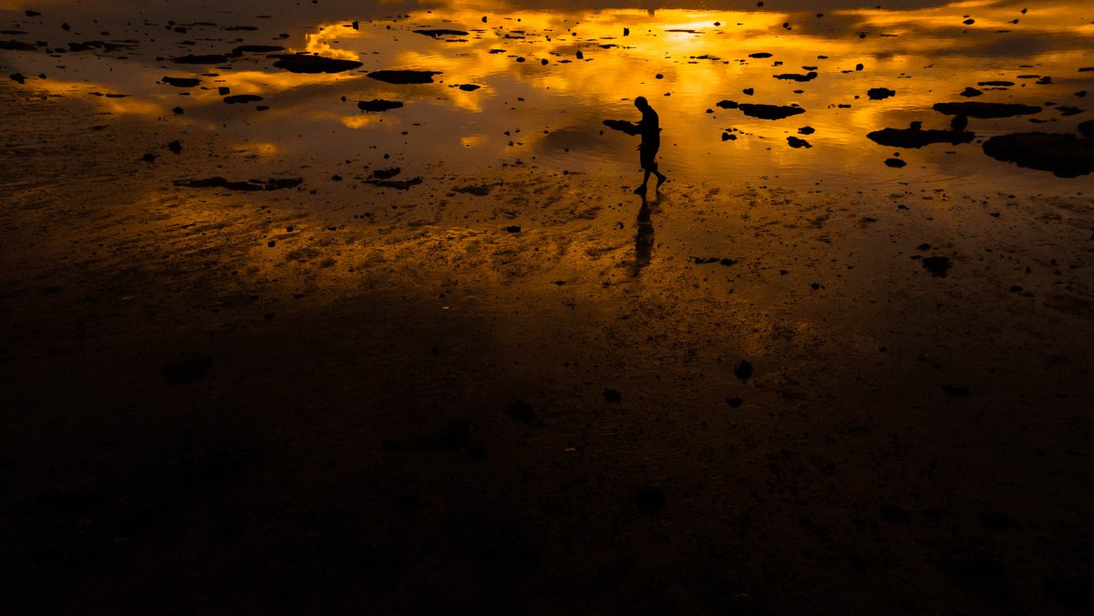 littleflooks's tweet photo. Golden Time #thailand🇹🇭 #thailandtravel #thailand #kohsamui #kohsamuithailand #kohsamuiisland #sunset #reflection #sea #beach #nathon https://t.co/QWXPNmPqPR