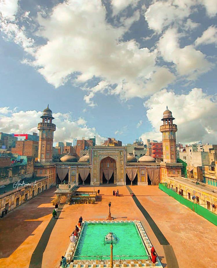 Amazing View of Enchanting Cloudy Sight, A Perfect Picture of Traditional Mosque Wazir Khan

PC 📸@Androon_wala

#masjidwazirkhan
#walledcityoflahore