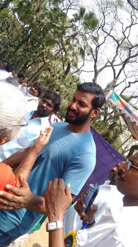 AnishaAllaREDD6's tweet photo. "யாருடைய மனம் ஏழைகளுக்காக துயரத்தில் அழுகிறதோ அவரே மகாத்மா 
- சுவாமி விவேகானந்தர்.."   #விஷால்ஸம்

#HARIVISHAL
#MNIVISHAL

@VishalKOfficial @HariKr_official @VISHAL_SFC @VffVishal https://t.co/sx5fhVAkD5