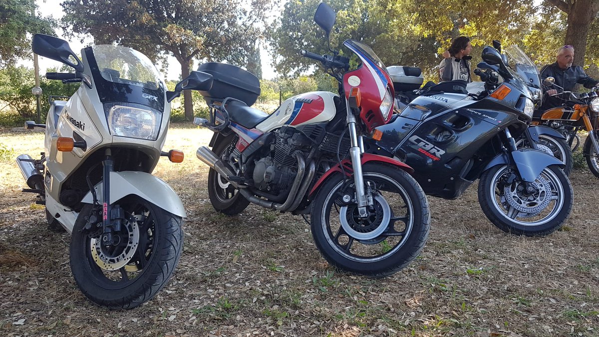 motoclubeuro0's tweet photo. Qualche bella #maximoto #anni80 del #motoclubeuro0
#euro0 #eurozero #epoca #turismo #sport #wearefmi #fmi #coni #asd #motodepoca #mototurismo #motoclublidodiostia #roma #motoraduno #biker #gpx #xj900 #cbr1000 #yamaha #kawasaki #honda #motoclub #guiduccio #oldmotorcycle https://t.co/0jmYwV7iQS