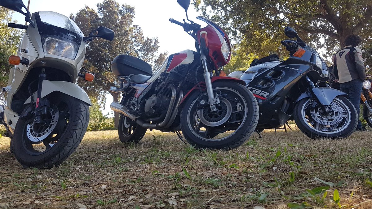 motoclubeuro0's tweet photo. Qualche bella #maximoto #anni80 del #motoclubeuro0
#euro0 #eurozero #epoca #turismo #sport #wearefmi #fmi #coni #asd #motodepoca #mototurismo #motoclublidodiostia #roma #motoraduno #biker #gpx #xj900 #cbr1000 #yamaha #kawasaki #honda #motoclub #guiduccio #oldmotorcycle https://t.co/0jmYwV7iQS