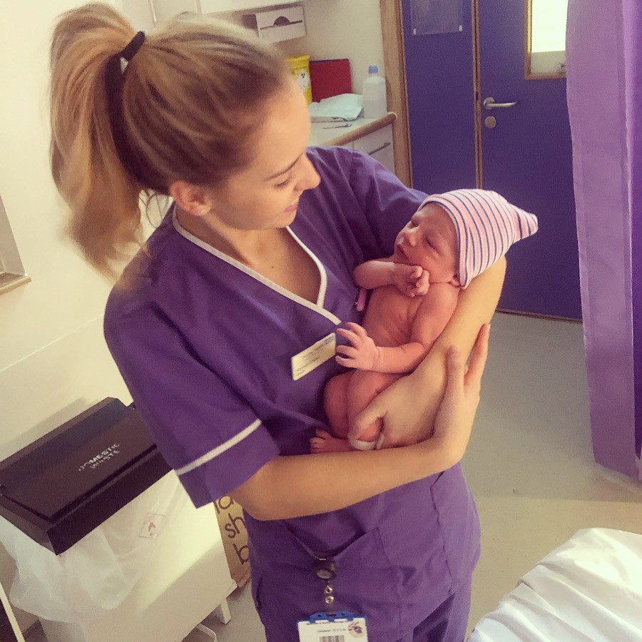 I share my own experiences as a Band 6 midwife in the latest blog post... (photo shared with family's permission)
hannahelston.wixsite.com/frimleyparkmat…