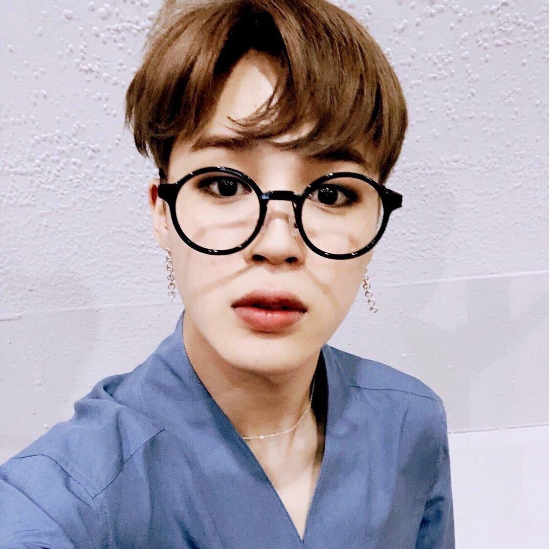 dashuta0_0's tweet photo. Чимин в очках как отдельный вид искусства 💜💜
#BTS #JIMIN https://t.co/N42UFq4ndk