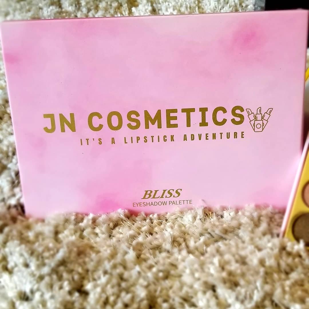 JN_Cosmetic's tweet image. It's a new week, time to try something new . The BLISS  Eyeshadow Palette from @JN_Cosmetic.For just $12.99 you get yours shipped to you. 35 beautifu shades including Matte and metallic. Make sure get yours before it runs out. Shipping available in #USA #Minnesota #staysafe