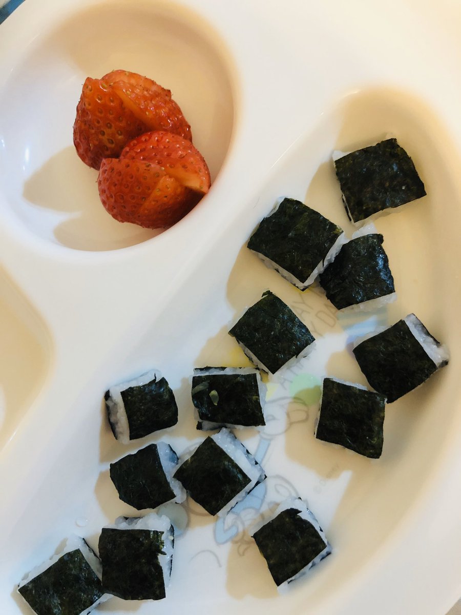 1歳と3歳と大人のごはん ただの軟飯でおにぎらず 味しないだろうにあっという間に完食 離乳食後期 手づかみ食べ 1歳と3歳と大人のごはん ただの軟飯でおにぎらず 味しないだろうにあっという間に完食 離乳食後期 手づかみ食べ