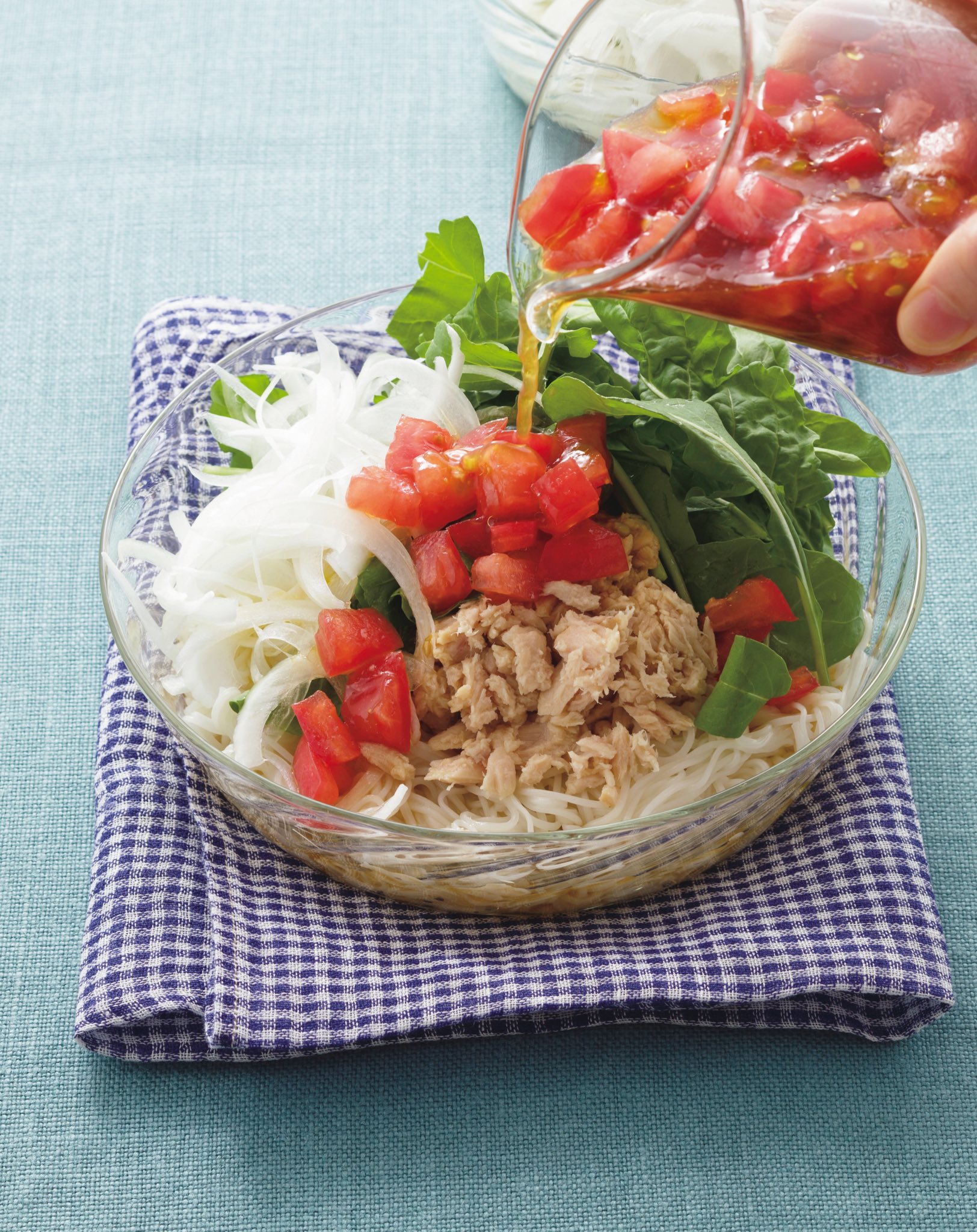 オレンジページ編集部 麺レシピ強化中 ツナとトマトのサラダそうめん めんつゆにトマトの酸味がなじんで後味すっきり めんつゆ 2倍希釈 1 4カップ トマト1個の角切り オリーブオイル大さじ1を混ぜて冷やす そうめん3束をゆで 冷水で