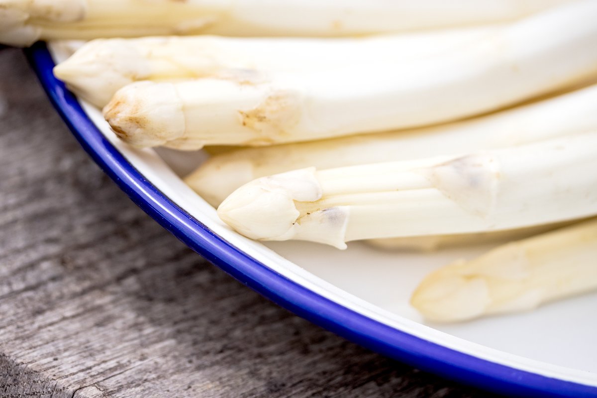 Je laatste kans om een #boerbox met #asperges te bestellen! De teelt stopt elk jaar stipt op 24 juni zodat de aspergeplant weer aan kan sterken voor volgend jaar.

Grijp je kans: uitveluwe.nl/producten

#uitveluwe <a href="/supportlocalsNL/">supportyourlocalsNL</a> #streekproducten #maaltijdbox