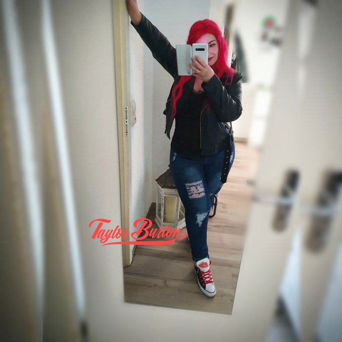 Hey :)
#taylorburton #ootd #jeans #lederjacke #redhead #me #love #chucks #converse #style #curvesarein