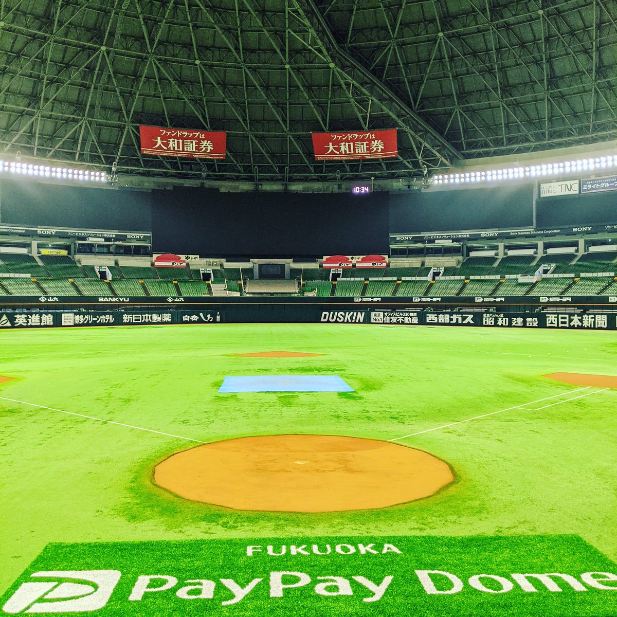 kama_nnp's tweet photo. ６月。気付けば2020年も半分が過ぎようとしている。東京五輪イヤーに昂っていたのが一転、新型ウイルスに日常を奪われた。ようやく、動き出した新たな日常。まずは６月19日。ここにプロ野球が戻ってくることを心待ちにしてみる。
#ペイペイドー�� #開幕戦 #ホークスvsマリーンズ https://t.co/9ArnYUvuOj