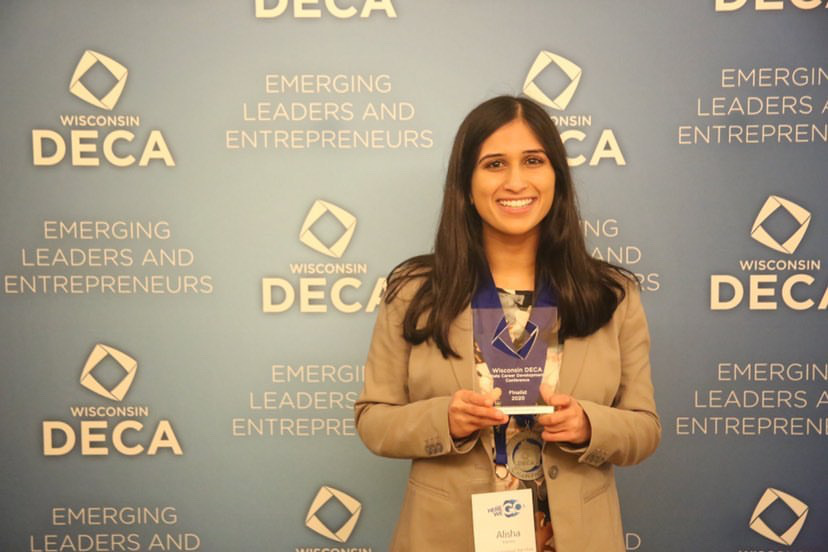 Our next🎓Senior Spotlight is ALISHA KANSRA. Alisha has been a talented &amp; impactful member of Swim &amp; Dive, NHS, HOSA, &amp; DECA! Best of luck with your decision between UW-Madison &amp; the University of Michigan...either will be extremely lucky to have you!
#thankyouseniors
#letsgoike