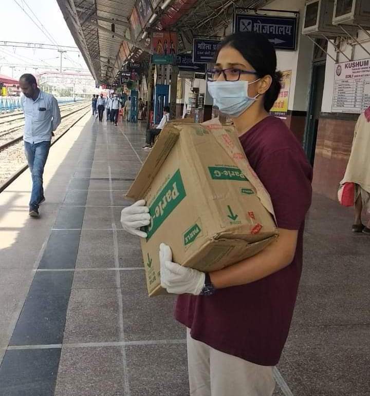 afrozsahil's tweet photo. Sana Hassan, a #Jamia student along with her sister Fayeqa Hassan has been distributing food pockets to the labourers in #ShramikExpress at Ara Junction for last few days. Much respect to these warriors.

#ILoveJamia #ThankYouJamia #100YearsofJamia #JamiaMilliaIslamia https://t.co/L4nvSphJlX