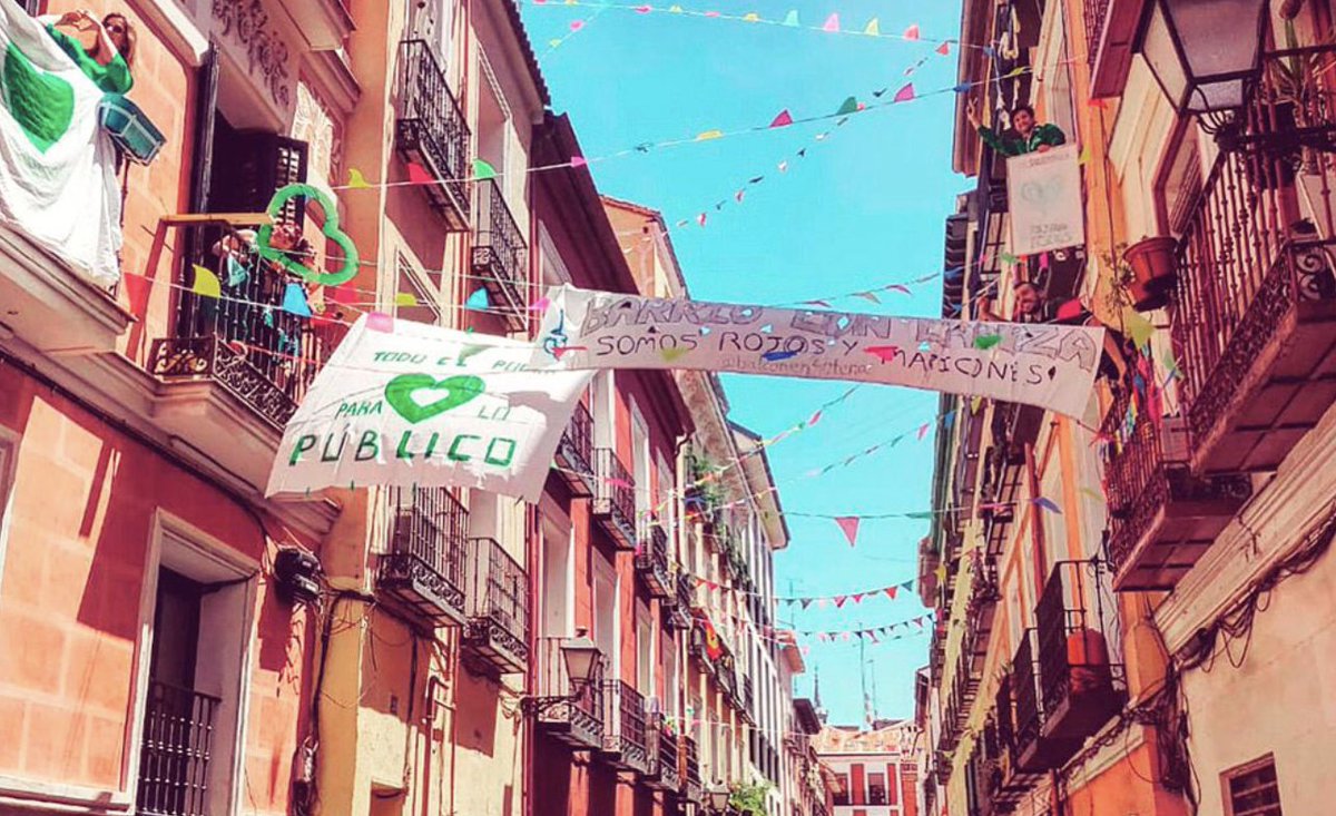 MarAbad's tweet photo. El barrio que nació de asomarse al balcón durante la cuarentena

https://t.co/tUAW90qshl https://t.co/FaGi5lmXq7