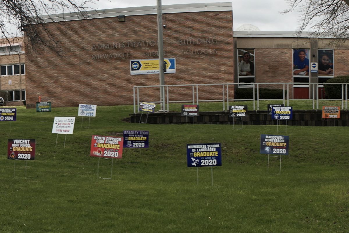 MilwaukeeMPS's tweet photo. It’s Graduation Week in Milwaukee Public Schools! Virtual graduations go online this week so graduates can celebrate and be recognized. 

Congratulations, MPS graduates! #MPSProud #MPSClass2020

Find the full list of graduation times here: https://t.co/NZAkeNMDt2 https://t.co/ryjTcDdWWs