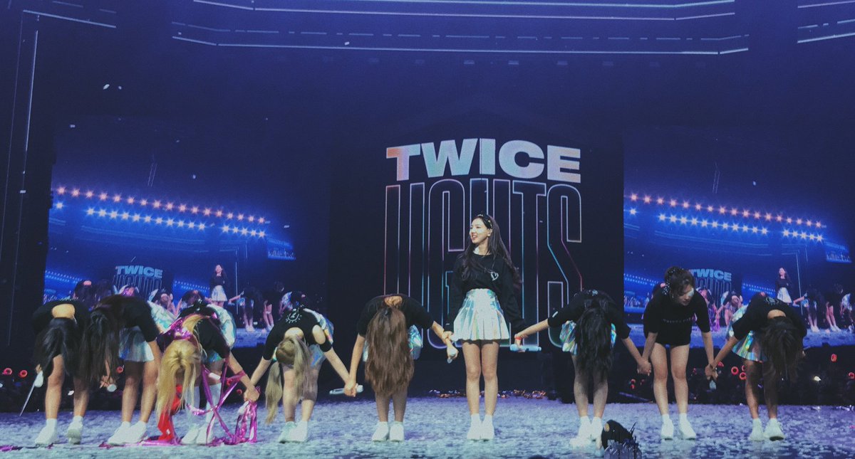 pinkot9's tweet photo. It's a Nayeon thing https://t.co/rT43sfcicd