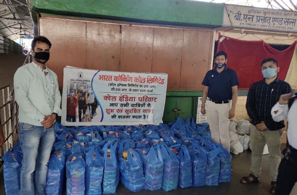 BCCLofficial's tweet photo. प्रवासी श्रमिक यात्रियों को बीसीसीएल की सहायता सतत जारी
आज दूसरे दिन दिनांक 01.06.2020 भी बीसीसीएल के सीएसआर विभाग द्वारा दो श्रमिक स्पेशल ट्रेनों में सफर करने वाले प्रवासी मजदूरों के बीच 1800 प्रति ट्रेन यानि कुल 3600 खाद्य पैकेट का वितरण किया गया । #BCCLCSR https://t.co/DLuXZEIAl1
