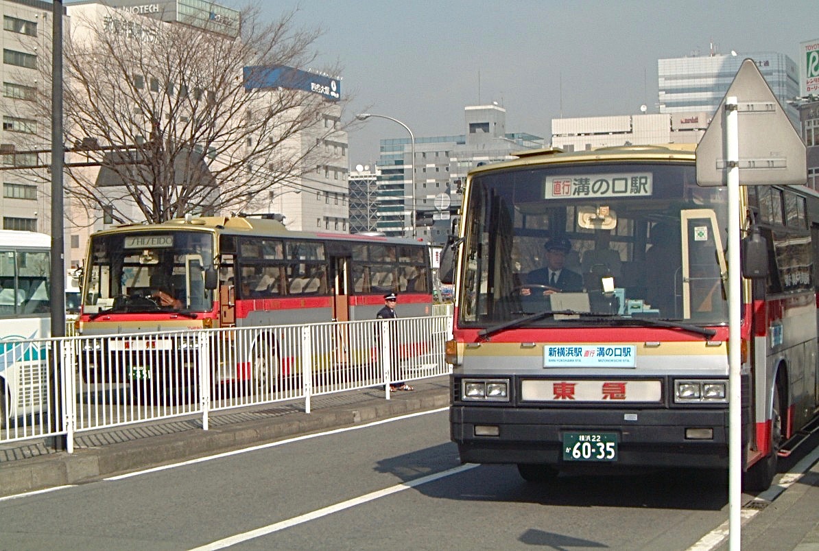 浅い鉄 新横浜 溝の口線開業時から活躍したワンロマ車 当初は高津と新羽営業所の共管でした Nl1と契約輸送に就くni978 左 Ta286とta87 02年 Ta87は東急バスではonly Oneの存在で 今でいうni323といったところでしょうか 東急バス ワンロマ