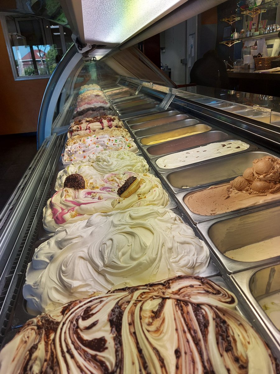 De ijsvitrine is gevuld met 47 (!) overheerlijke smaken! Om 12.00 uur knippen we het lint door en zijn het terras en de speeltuin weer geopend! 🍦☕🥂

Benieuwd welke smaken er in liggen? Kijk dan snel op onze digitale vitrine: ijsboerderijdommerholt.nl/assortiment/ij…

🌞💚