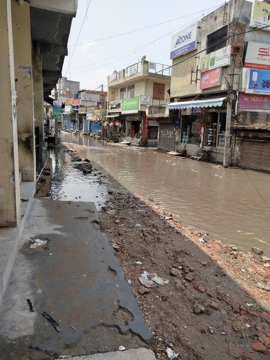 Deepak053058710's tweet photo. @narendramodi Ye bana diya aap logo ney Delhi ka CM OR Desh ka PM OR Delhi yesi ye h Delhi me Sangam bihar ki road jaha sey roz ana jana h agar himat h to aow kabi nahi to wahi rho app logo ka kya moz manaow https://t.co/GC2BWr8Zgk