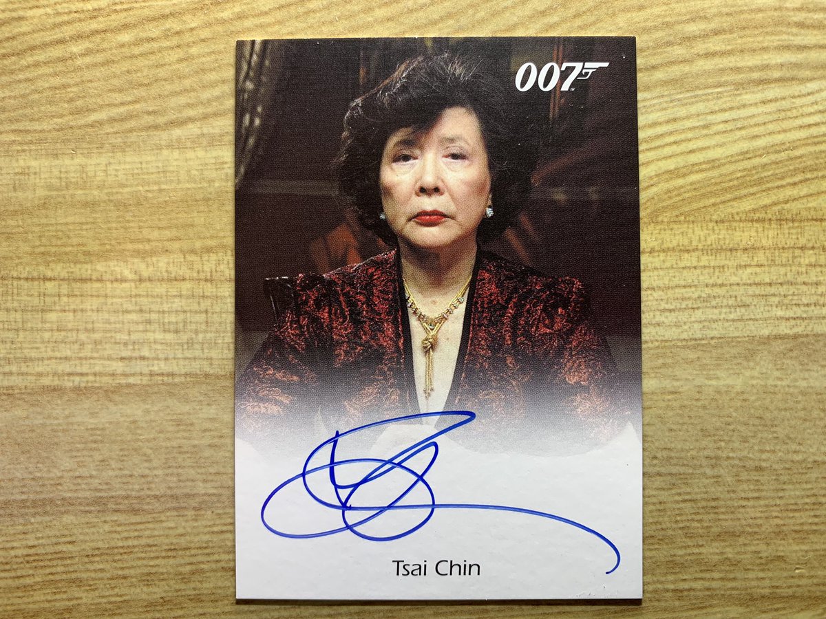 イシダ屋 9 37b Tsai Chin ツァイ チン Casino Royale カジノ ロワイヤル のマダム ウー役 カジノのシーンでボンドとフィリックスの間に座ってプレイしておりました ちょい役ですが チン氏は別役で二作品でサインカード化している珍しい方かと思い