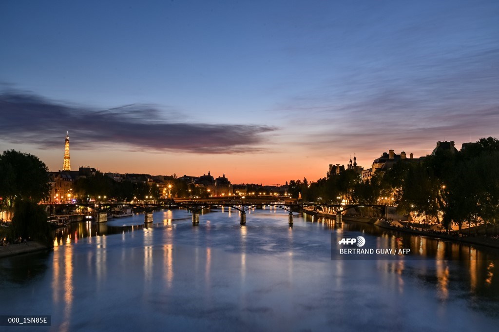 #France 
Sunset on the Pont des Arts in Paris

📷 Bertrand Guay #AFP