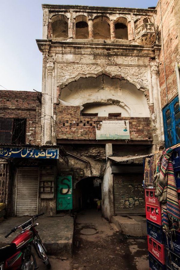 37•Sheetla devi Temple, near Lohari Gate. It was one of the biggest temples of  #Lahore before ‘1947.Now half demolished remaining half being used by locals.