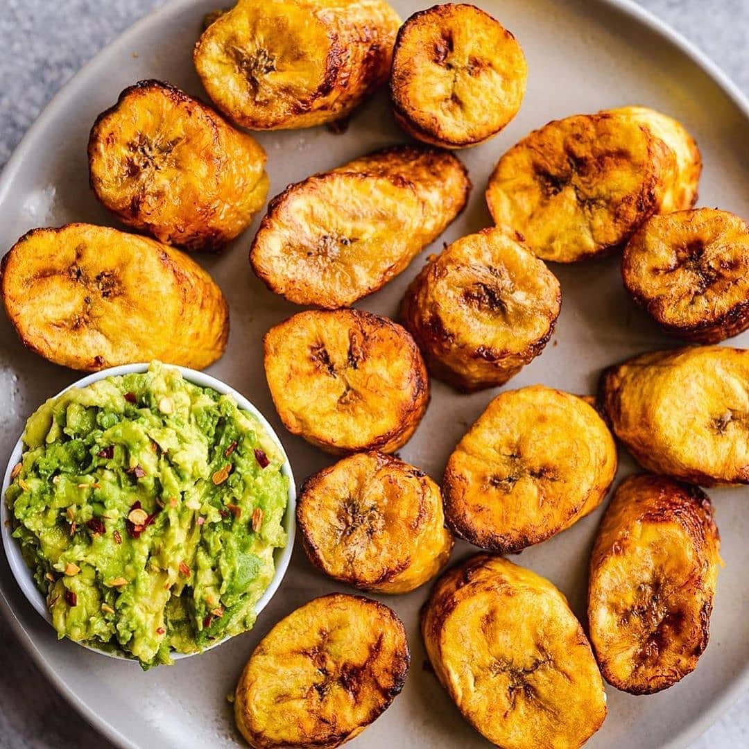 Something completely different to change your snacking. Healthy​Air fryer plantains with chunky guacamole by @cookingforpeanuts come to the rescue!! 
.
💚 Tag someone who would love to try this!
​How to:
Simply slice very ripe plantains to desired thickness (the thinner, t