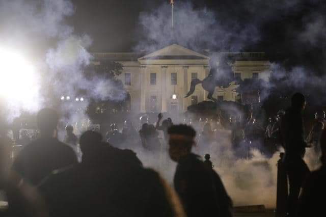 szalogan's tweet image. Não sei explicar o tanto que essa imagem me assusta! 
#washingtonprotest #Anonymous
