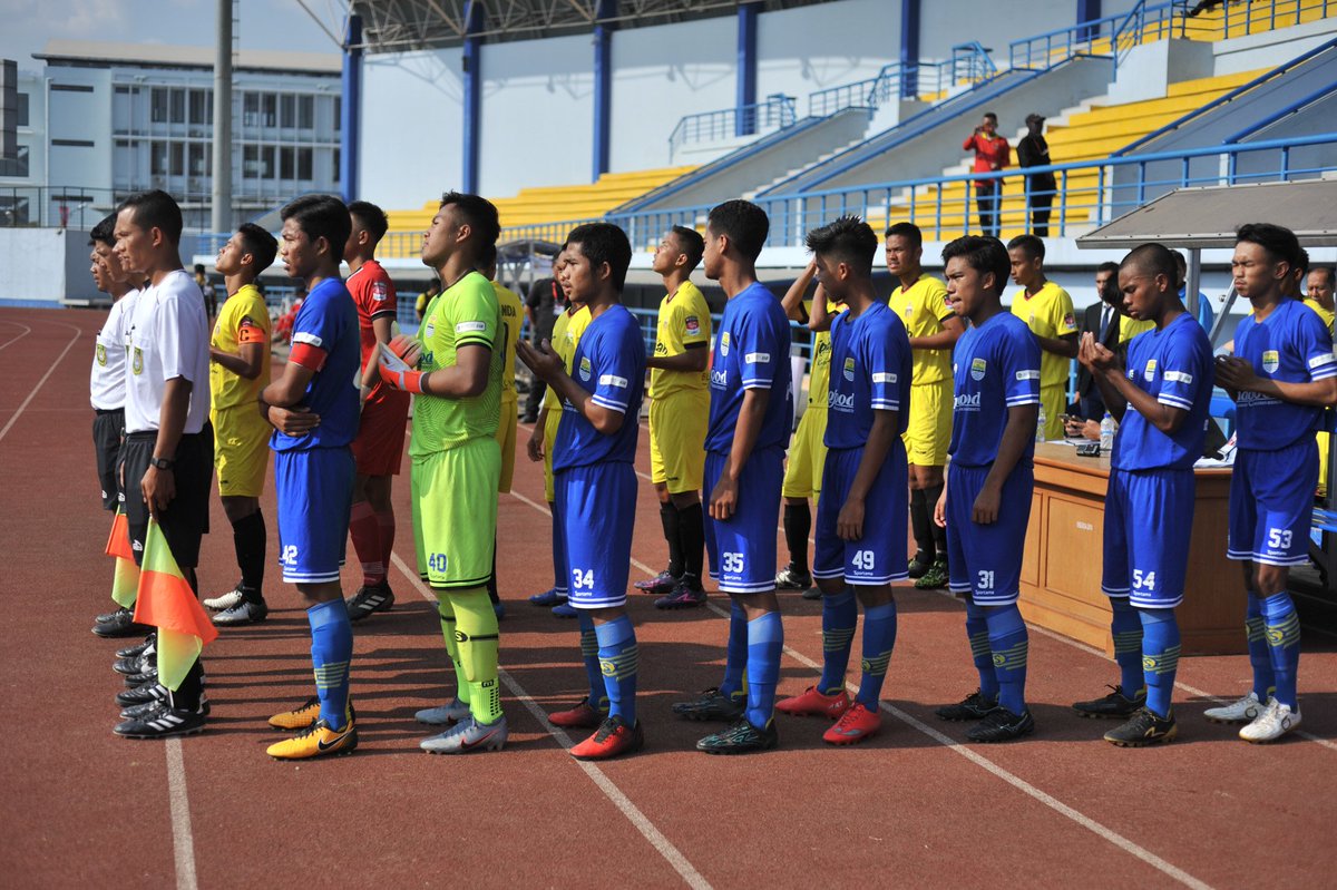 Ahmad19Wahyudin's tweet photo. Sesulit dan seberat apapun rintangan menghadang. Berdoa & berusaha niscaya engkau akan dimudahkan semua urusanmu.
#persib18
#elitproacademy https://t.co/SV2VUMBwmQ