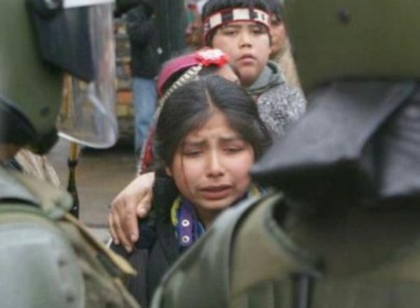 AlwaysTedd's tweet photo. Chile país de mierda desclasado, era obvio que el grupito iba a dar apoyo al violador de Trump, lo tienen como el Dios del capitalismo, 
No son parte de la elite, usted sólo es un wn endeudado 

En chile la policía igual es racista y el estado asesino
#chilehatetrump
#Anonymous https://t.co/fVoxJYTzd2