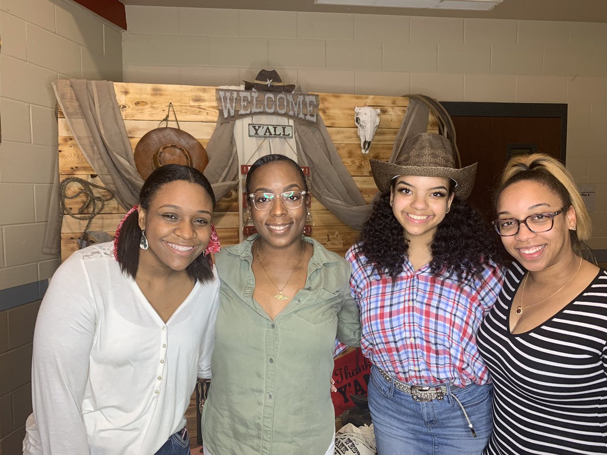 TheTigerSuite's tweet photo. I’ll start with one of my favorite memories from this year, Senior Serve. I hadn’t been before and it was so nice to see the hard work #THSClassOf2020 put into it. https://t.co/1foqDU8z0Z