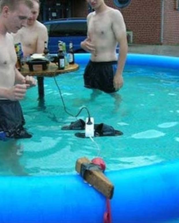 liberte_val's tweet photo. Darwin Award https://t.co/ana2ZveNvc